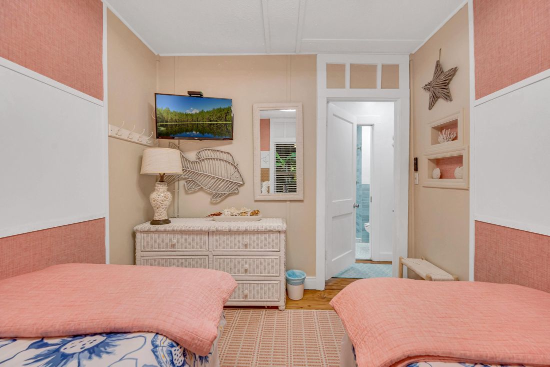 Coral Room, 2 twin beds